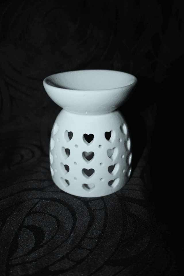 Brûle-parfum en céramique blanche – Design cœurs ajourés